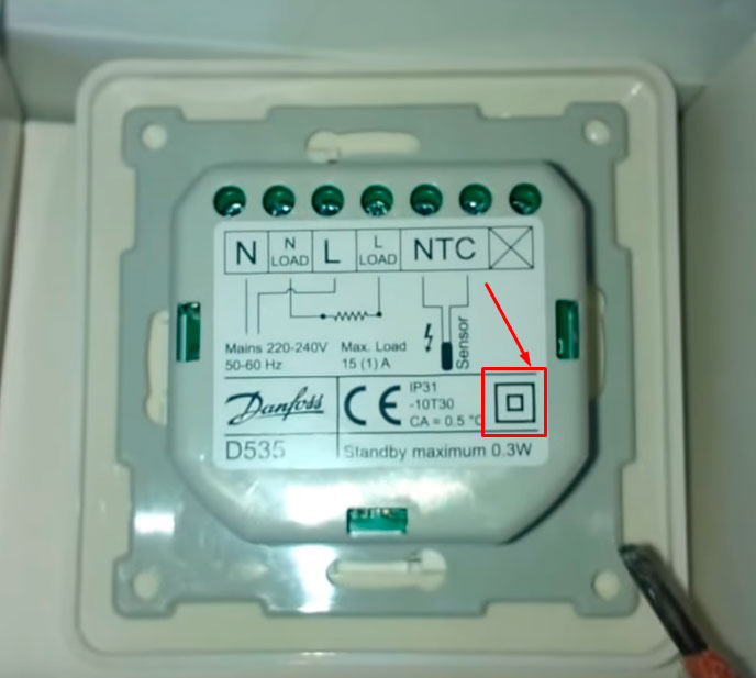 doppeltes Isolierschild am Fußbodenheizungsthermostat, was bedeutet